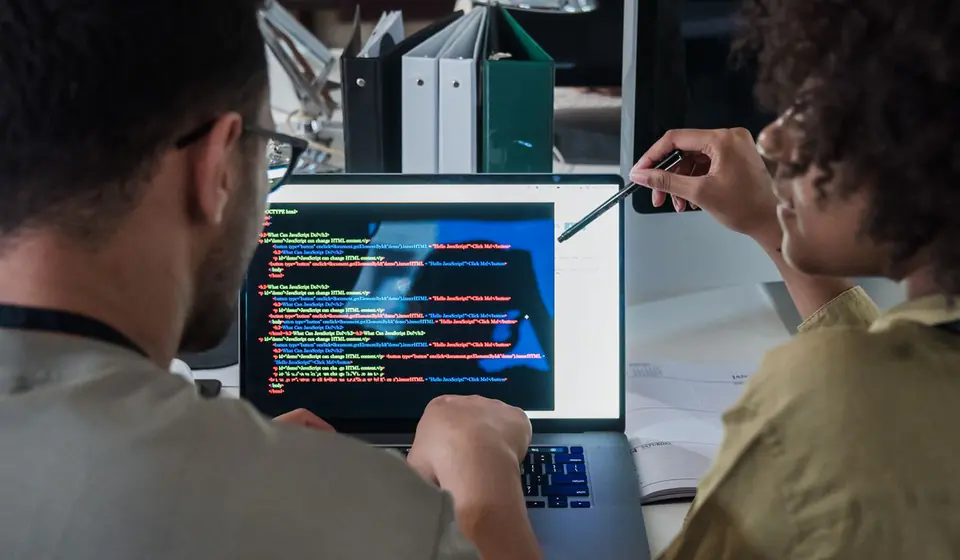 Equipe desenvolvendo um sistema sob demanda